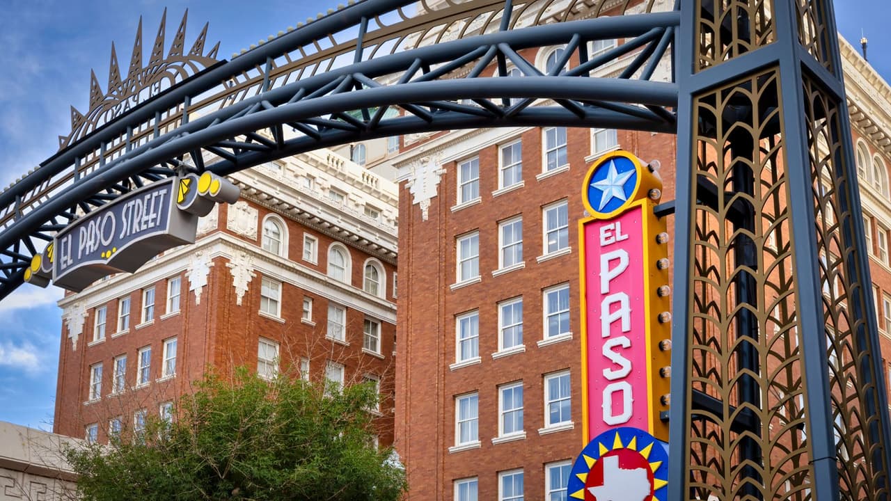 <h3 class="cms-H3-H3">🏙️ ¿Dónde viven los hispanos en Texas?</h3>
<br>Aunque estamos en todo el estado, hay zonas donde nuestra presencia es aún más fuerte. Estas son algunas de
<b>las ciudades y condados con mayor proporción de población hispana</b>:
<br>
<b>Condados con mayoría hispana:</b>
<br>Starr County: 96.3%
<br>Webb County (Laredo): 95.2%
<br>Hidalgo County (McAllen): 92.0%
<br>El Paso County: 82.3%
<br>
<b>Principales ciudades con presencia hispana:</b>
<br>El Paso: 81.4%
<br>San Antonio: 64.2%
<br>Houston: 45.0%
<br>Dallas: 42.4%
<br>Fort Worth: 34.3%
<br>Austin: 32.2%
<br>En los suburbios también estamos creciendo rápido. Ciudades como
<b>Garland, Irving, Grand Prairie, Pasadena y McAllen ya tienen más de 50% de residentes hispanos.</b>