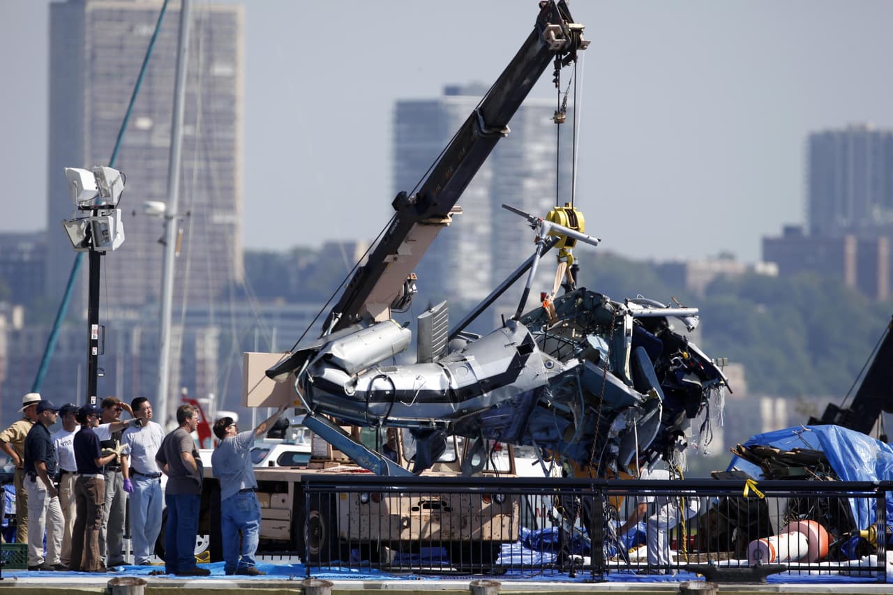 <h2 class="cms-H2-H2">2009: Chocan un avión y un helicóptero</h2>
<br>
<br>Siete meses después del “Milagro en el Hudson”, otro accidente no terminó con la misma suerte.
<br>
<br>
<b>Nueve personas fallecieron en el choque de un helicóptero y un avión privado</b> pequeño, en agosto 8 del 2009.
<br>
<br>
<h2 class="cms-H2-H2">2007: Cae otro helicóptero con turistas</h2>
<br>
<br>Tras presentar una falla mecánica, un helicóptero que transportaba turistas también cayó al Río Hudson. Todos los pasajeros a bordo resultaron ilesos.
<br>
<br>
<h2 class="cms-H2-H2">1986: Cae un helicóptero de NBC</h2>
<br>
<br>Un
<b> reportero de tráfico NBC radio </b>murió cuando el helicóptero en que viajaba perdió altura, golpeando una barda y cayendo al Hudson.
<br>