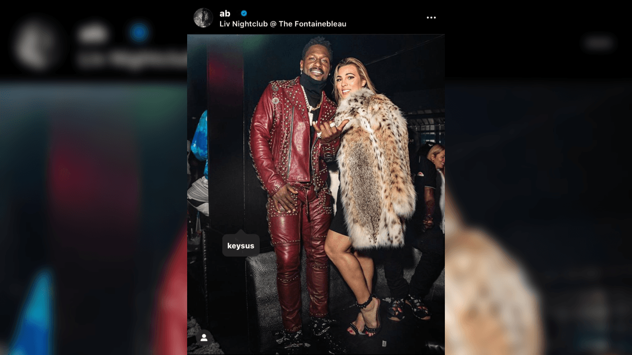 <b>Extravagante</b>
<br>Brown siempre vistió de manera muy peculiar y aquí tenemos una muestra contundente de ello.