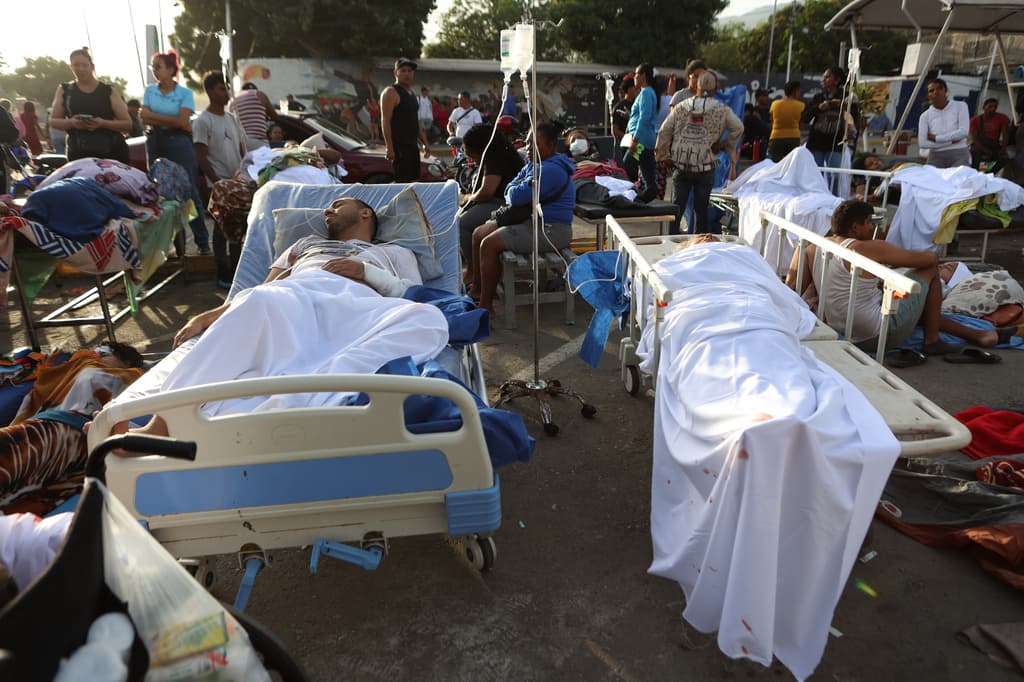 Sin medicinas, sin organización y con personal médico agotado: la salud pública de Venezuela a un mes del doble sismo