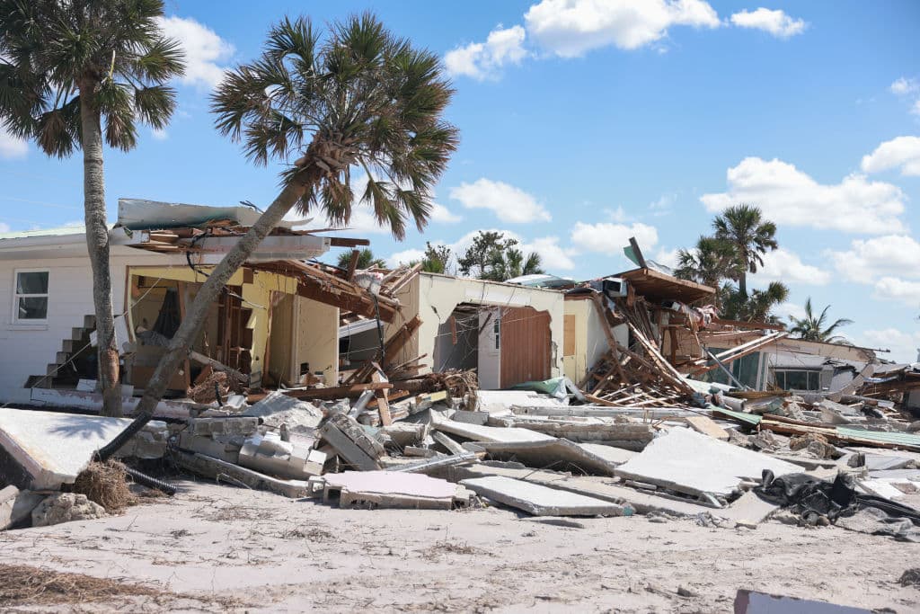 Estafas post-huracán: advierten sobre falsos funcionarios de FEMA en Florida