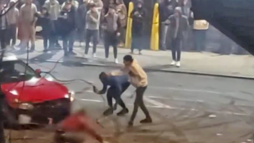 Arrestan a conductor de carreras callejeras por atropellar a un hombre en pleno acto