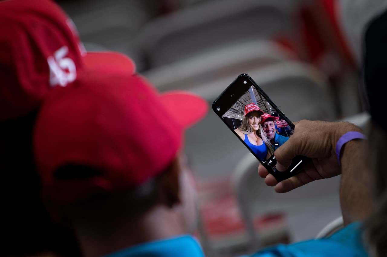 Según la ley electoral de Texas, no puedes tomar fotos o grabar videos a menos de 100 pies de un lugar de votación. Si vota por correo, puedes tomar una foto de la boleta antes de enviarla.
