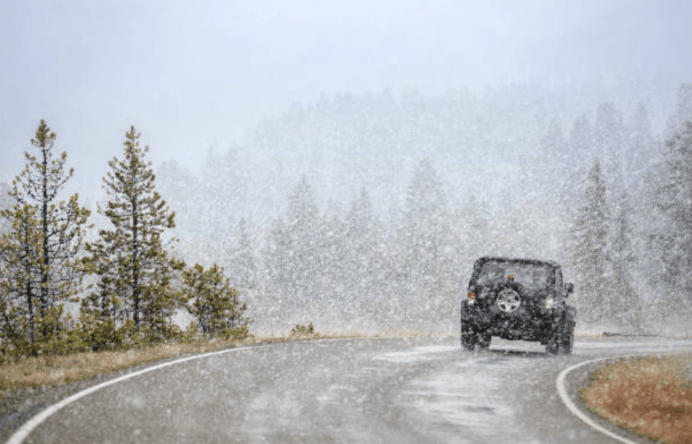 Mantenga una distancia prudencial entre los vehículos. Las paradas repentinas son difíciles de controlar en las carreteras con nieve.