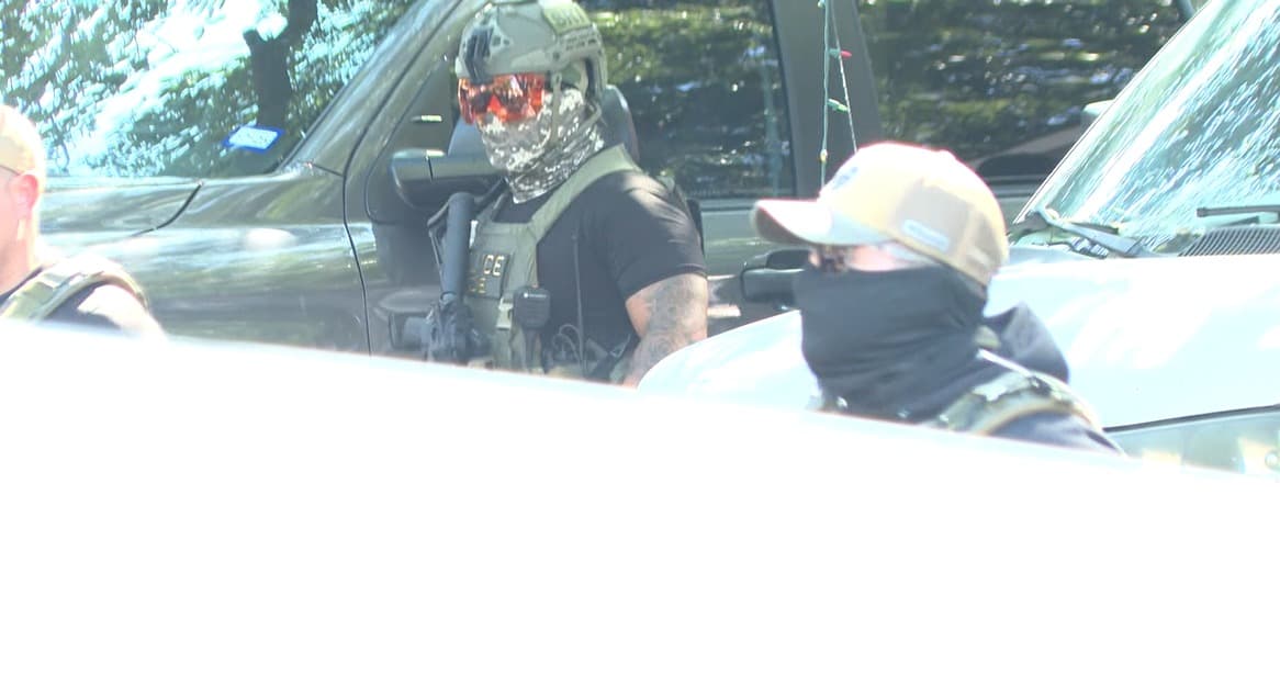 Una vez en el hogar, los agentes presuntamente cortaron la electricidad y amenazaron a los habitantes, según señalaron a Univision las esposas de los detenidos.