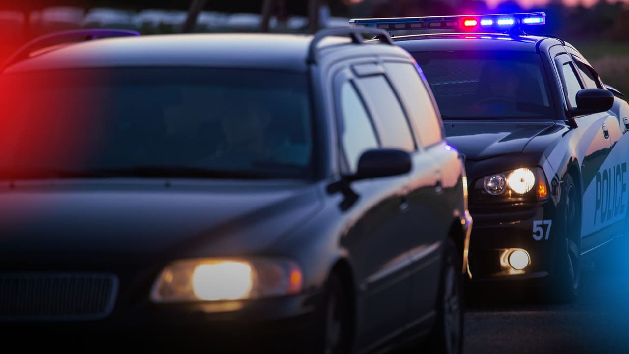 <h3 class="cms-H3-H3">¿Es delito llevar a una persona indocumentada en tu auto en Texas?</h3> Llevar en el carro a
<b>un familiar, vecino o amigo sin papeles</b> podría ser algo común en comunidades hispanas.
<br>La duda es seria:
<b>¿puede eso meterte en problemas legales en Texas?</b>
<br>A la fecha del 9 de diciembre de 2025,
<b>la respuesta es más simple de lo que parece. </b>
<br>
<i>Las opiniones expresadas en esta pieza no son consejo legal. Por favor, consulta con un abogado para tu caso particular.</i>