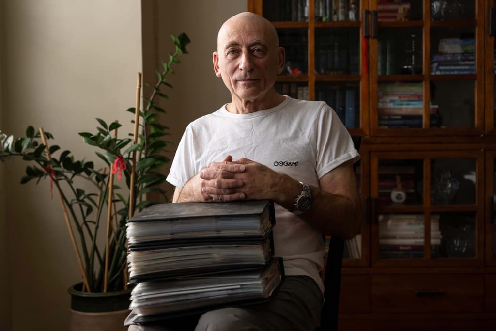 En el caso de Lev Radin, esos tres grandes libros que tiene sobre sus piernas forman su
<b>colección histórica de tarjetas MetroCard, de Nueva York</b>. Casi 1,000.
<br>
<br>1️⃣ Cuando el sistema de trenes de la ciudad de Nueva York comenzó, en el 1904, los boletos eran en papel y costaban el equivalente a un niquel. No era barato, al día de hoy, según AP, serían $1.82. No fue hasta
<b>el 1953 que entró en función el sistema de cobro con tokens</b>, que fue sustituido con la MetroCard.