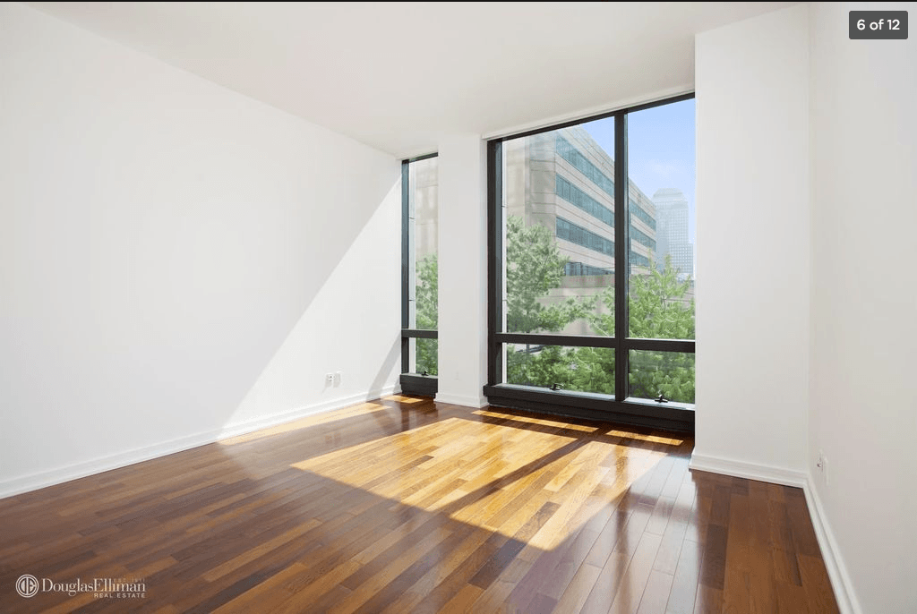 <b>5. Pagar la renta de un año en la zona más cara de NY</b>
<br>
<a href="https://www.zillow.com/homes/for_rent/Tribeca-Manhattan-New-York-NY/house,condo,apartment_duplex,mobile,townhouse_type/40.715649,-74.011354_ll/270951_rid/40.732185,-73.994701,40.705644,-74.022167_rect/14_zm/">Según la lista de precios de Zillow</a>, con 51,500 dólares se podría pagar un año de renta en un estudio en Tribecca, la zona residencial más cara de Nueva York.