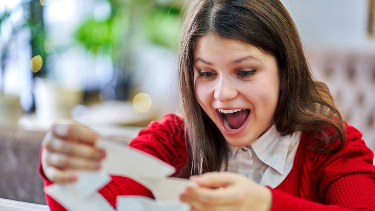 <h3 class="cms-H3-H3">Para cerrar </h3>
<br>
<br>
<h3 class="cms-H3-H3">💡 </h3>Jugar Powerball es
<b>como comprar un boleto a la imaginación</b>.
<br>Sabes que las probabilidades son mínimas, pero durante un rato la mente se pasea entre
<b>casas de playa, viajes sin regreso y cuentas bancarias sin fondo.</b>
<br>Al final, la lotería no se trata solo de números, sino de
<b>lo que uno sueña mientras espera el sorteo. </b>
<br>Quizás nunca toque, pero ese par de dólares compran un ratito de ilusión. Y eso, para muchos, ya vale la pena.