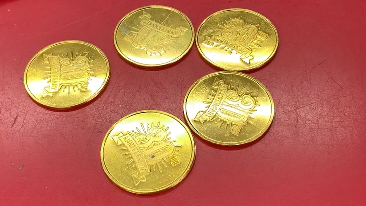 Monje siempre trata de buscar aquellas tiendas consideradas de la suerte y compra billetes de casi todo tipo de sorteos con la esperanza de ganar.