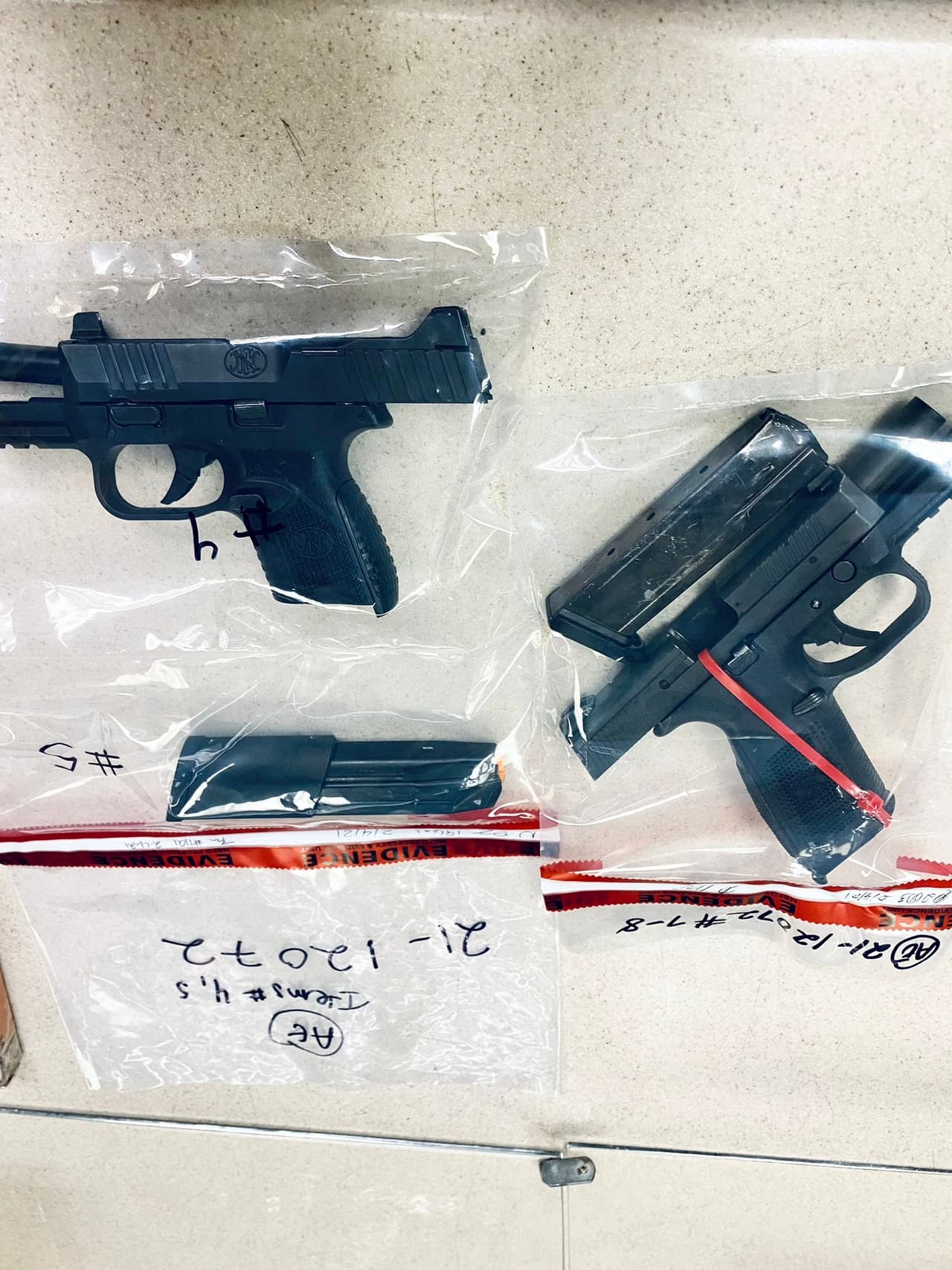 Estas son otras de las armas decomisadas.
<br>