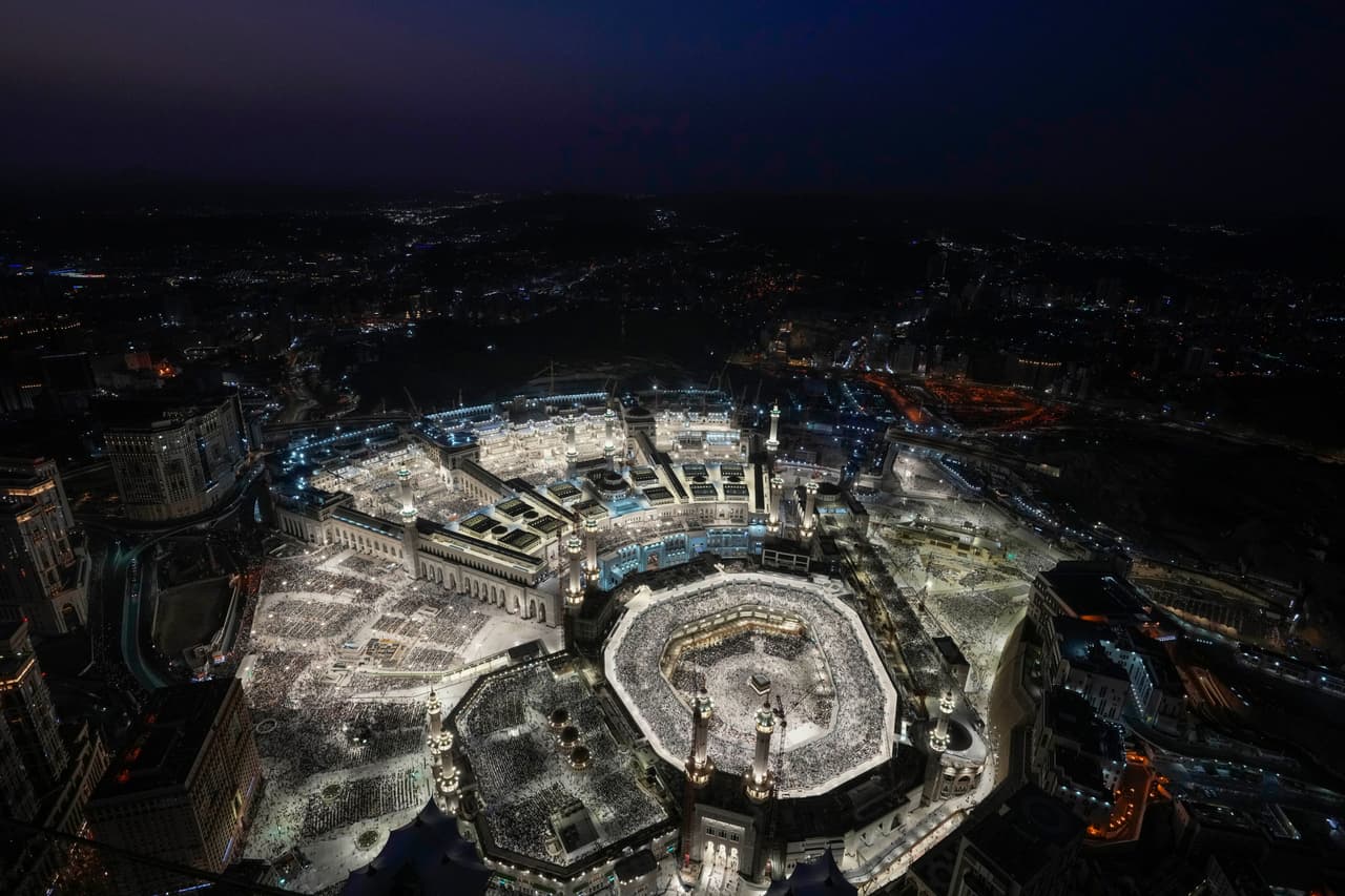 Una vista aérea de Kaaba, el edificio de la Gran Mezquita, durante la peregrinación anual del mes de Hajj (que coincidió con junio 2024) en Meca, Arabia Saudita.
<a href="https://www.univision.com/noticias/cadaveres-en-las-calles-y-multitudes-en-la-meca-imagenes-de-la-peregrinacion-ante-un-calor-extremo-video">En medio de una fuerte ola de calor, se calcula que más de 1,300 personas murieron en el evento.</a>