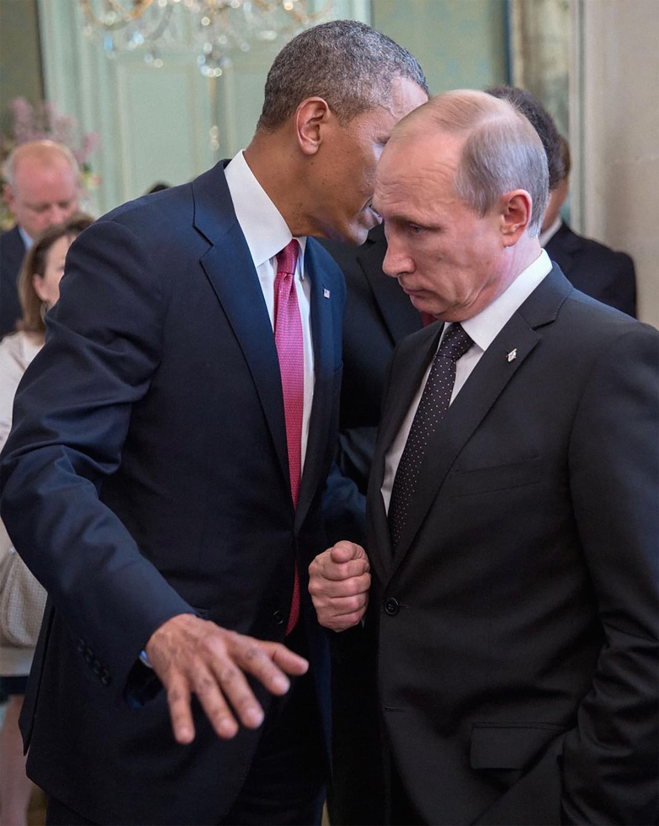 <b>Al oído con Putin. </b>El primer encuentro en persona de Donald Trump con Vladimir Putin fue en Alemania en junio de 2017, y se hizo a escondidas de la prensa. Con esta fotografía Pete Souza escribió: “El presidente Obama habló con Vladimir Putin en 2014. Sí, esta reunión fue revelada a la prensa. No, probablemente no estaban hablando de adopción”.