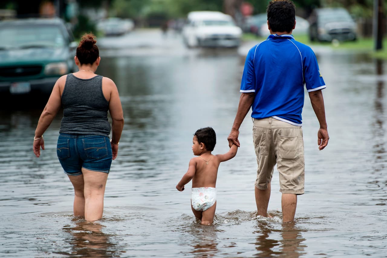 Las calles inundadas de la isla de Galveston, al sur de Houston.