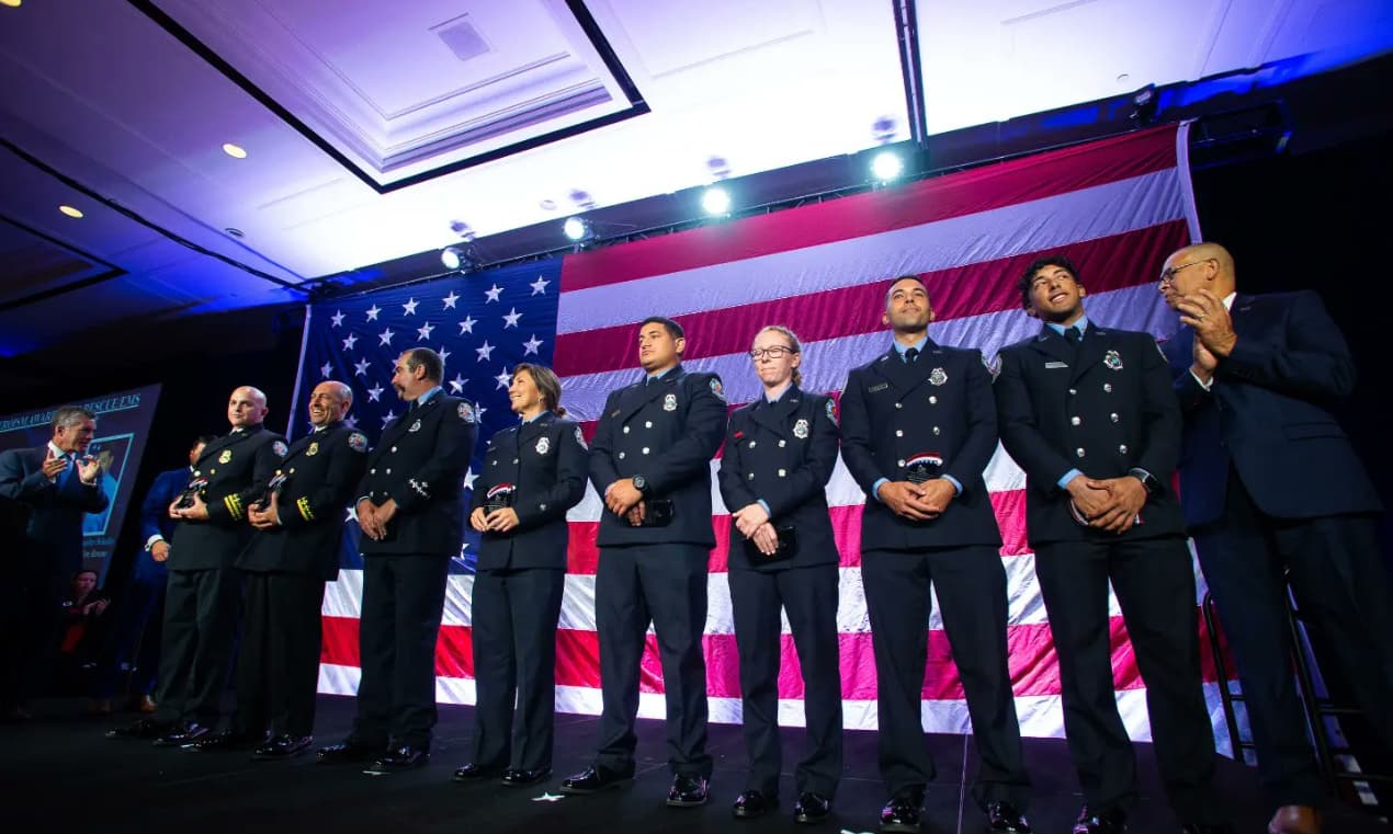Bomberos del condado Orange durante la conmemoración del 9/11
