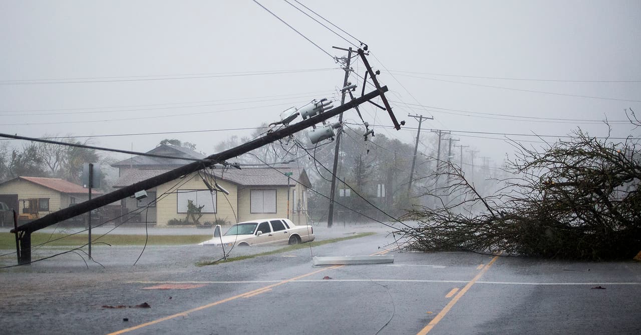 Postes caídos, autos hundidos y calles inundadas en Rockport, a unas 30 de Corpus Christi, en la costa de Texas.