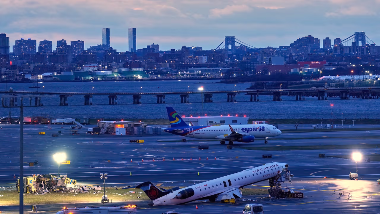 Caos en el aeropuerto LaGuardia: retrasos y cancelaciones afectan a miles tras fatal accidente