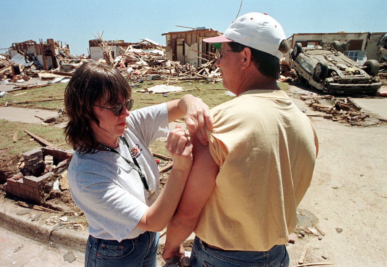 <b>Tétano.</b>
<b>Muertes estimadas antes de la inmunización generalizada: 787,000 al año en todo el mundo.</b> Esta infección bacteriana afecta el sistema nervioso y puede ingresar al cuerpo a través de un corte o una quemadura. Aproximadamente 34,000 recién nacidos murieron de tétano en todo el mundo en 2015, lo que representa una reducción del 96% desde 1988, cuando se masificó la inmunización, según la OMS. La vacuna fue desarrollada en 1924.