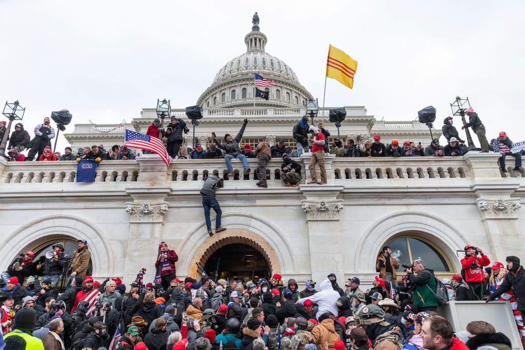 Trump lo indultó por su rol en el asalto al Capitolio, luego la policía lo mató en Indiana