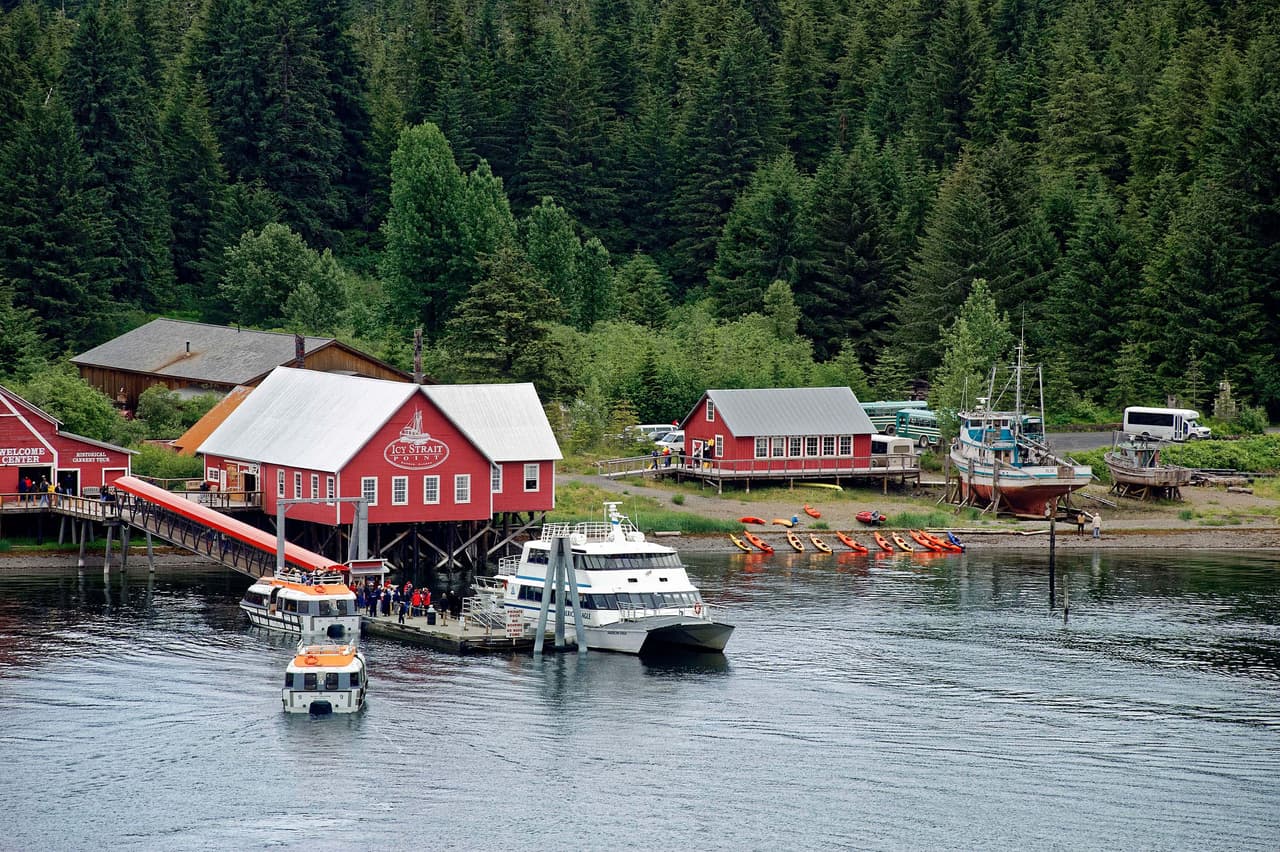 <b>Hoonah, Alaska</b>
<br>
<br>La compañía que dirige las operaciones turísticas de Hoonah es propiedad de nativos. Sus visitantes en su mayoría llegan en cruceros y esta empresa creó un eficiente sistema de góndolas para transportarlos, eliminando hasta 100 autobuses que emitían gases contaminantes.
<br>
<br>Los lugareños incentivan el interés de los visitantes por la cultura nativa, lengua indígena y el arte local.
<br>
