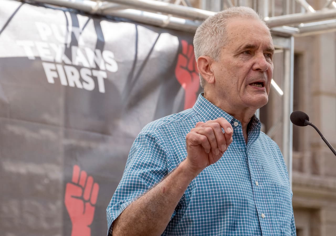 El
<b>congresista <a href="https://www.univision.com/local/austin-kakw/democratas-republicanos-texas-redistribucion-de-distritos-electorales">demócrata Lloyd Doggett</a>, de Austin,</b> acusó que la redistritación impulsada por los republicanos busca “silenciar a los texanos” y asegurar cinco escaños adicionales para los aliados de Donald Trump. “Trump podrá tener control sobre los republicanos, pero no controla nuestras voces”,dijo.
