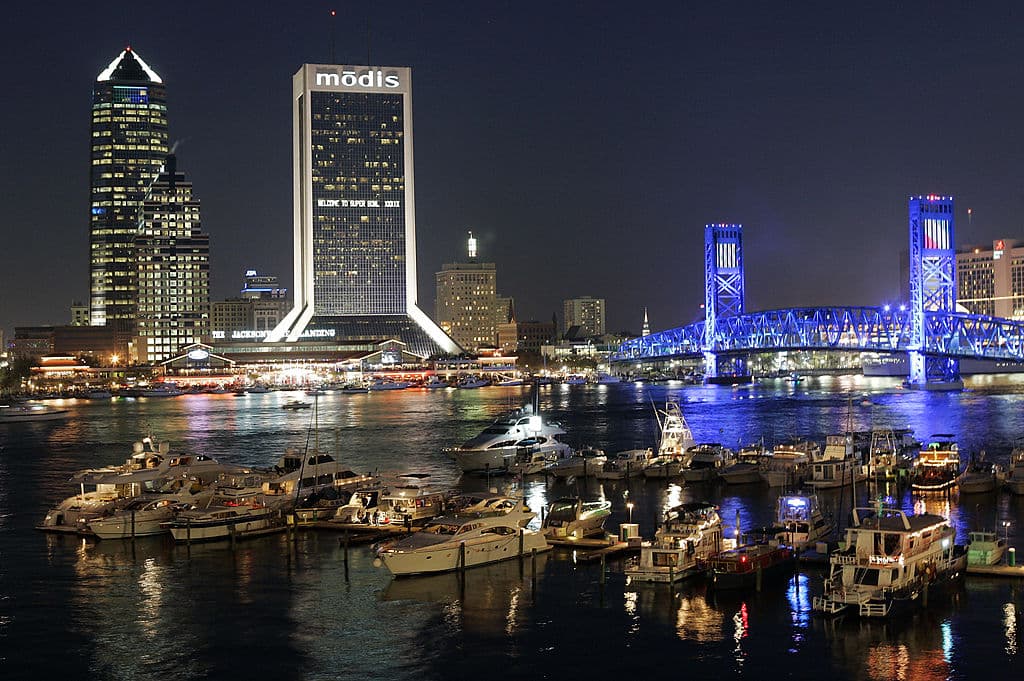 <h2 class="cms-H2-H2">4. Jacksonville, Florida</h2>
<br>
<br>En Florida, la ciudad de Jacksonville registró un aumento de la migración del 9%, junto con un crecimiento positivo del empleo y un aumento de los ingresos del 7%, dice la encuesta.
<br>
<br>“El precio de la vivienda subió más de un 50% en cinco años, ya que la política de Florida de no aplicar el impuesto sobre la renta y el menor costo de la vida siguen impulsando el crecimiento en esta metrópoli en rápida expansión”, indica el estudio.
<br>