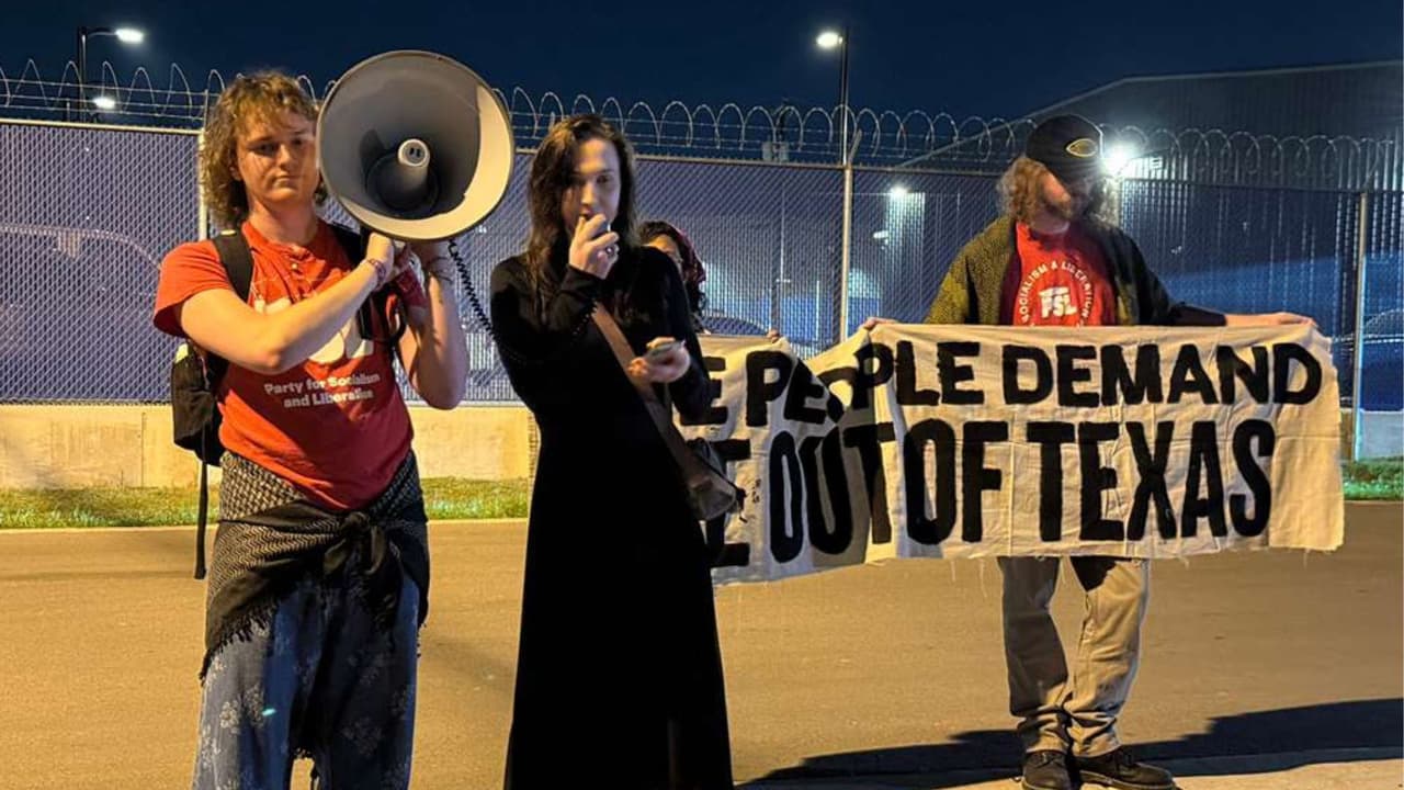 “
<i>El pueblo unido jamas será vencido</i>”. Con consignas firmes y de manera pacífica, la comunidad de Austin se manifestó la noche de este jueves a las afueras del centro de detención de ICE, ubicado en la ciudad de Pflugerville, para exigir justicia y un trato digno hacia la comunidad inmigrante.
<br>