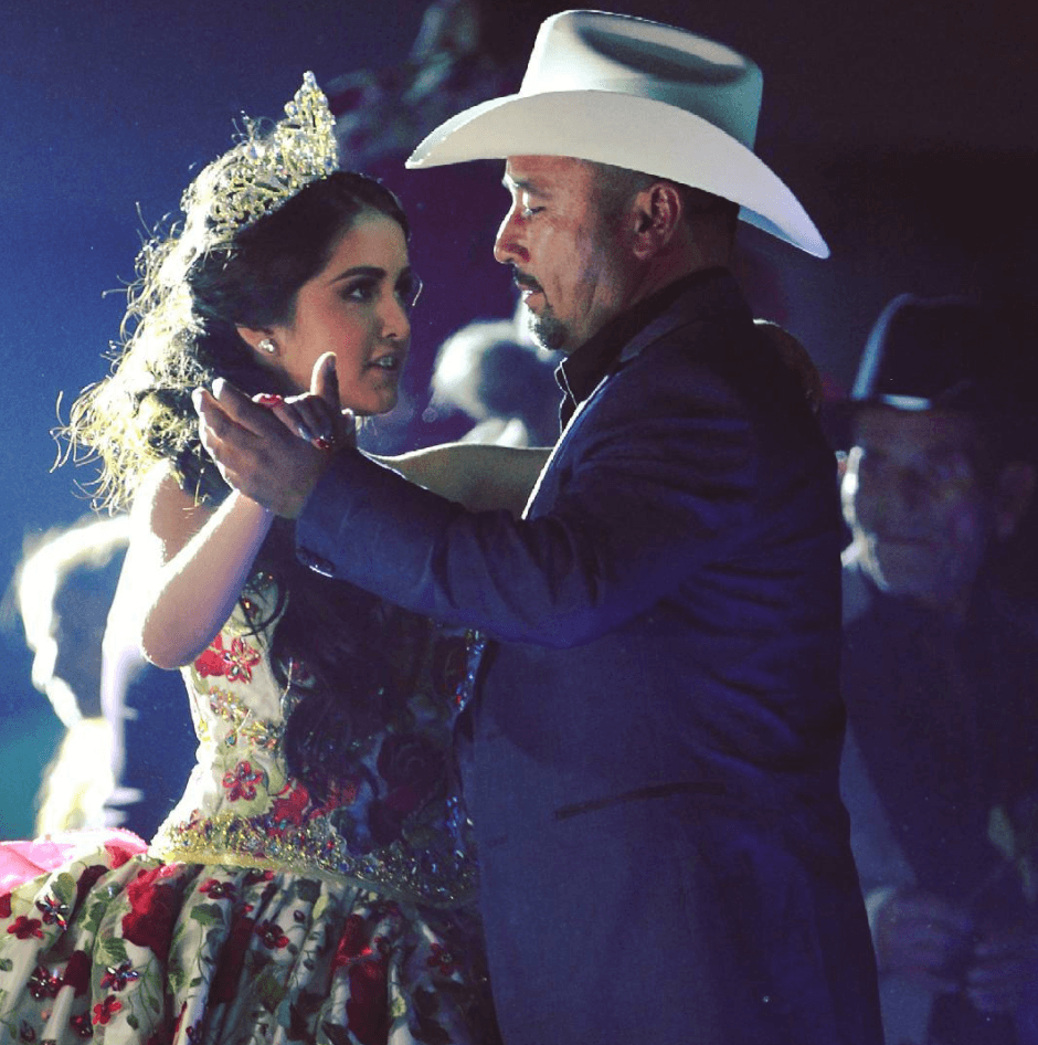 Los papás de Rubí tuvieron algunos altercados con la prensa porque no los dejaban avanzar en su camioneta y luego hacia el cura que iba a oficiar la misa.