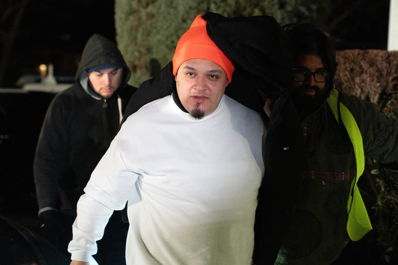 La situación de Kilmar Ábrego se dio a conocer luego de que
<b>un miembro de la administración Trump admitiera que el salvadoreño fue deportado “por error”</b>. Con ello comenzó una batalla legal y humana para hacerlo volver a Estados Unidos, lo cual se logró en junio, pero fue detenido por tráfico de personas y hasta agosto se volvió a reunir con su familia, luego fue detenido por ICE.