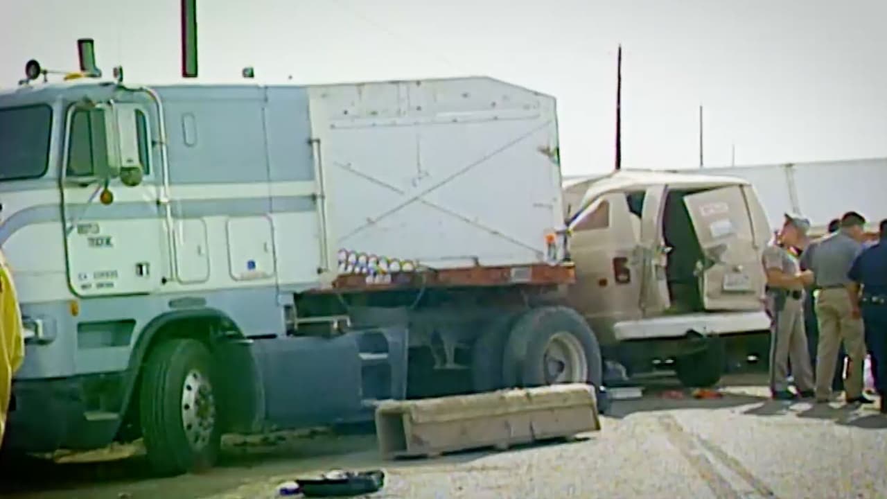 Así fue como la van se impactó con el remolque del tráiler el 9 de agosto de 1999, en Cinco Puntas.