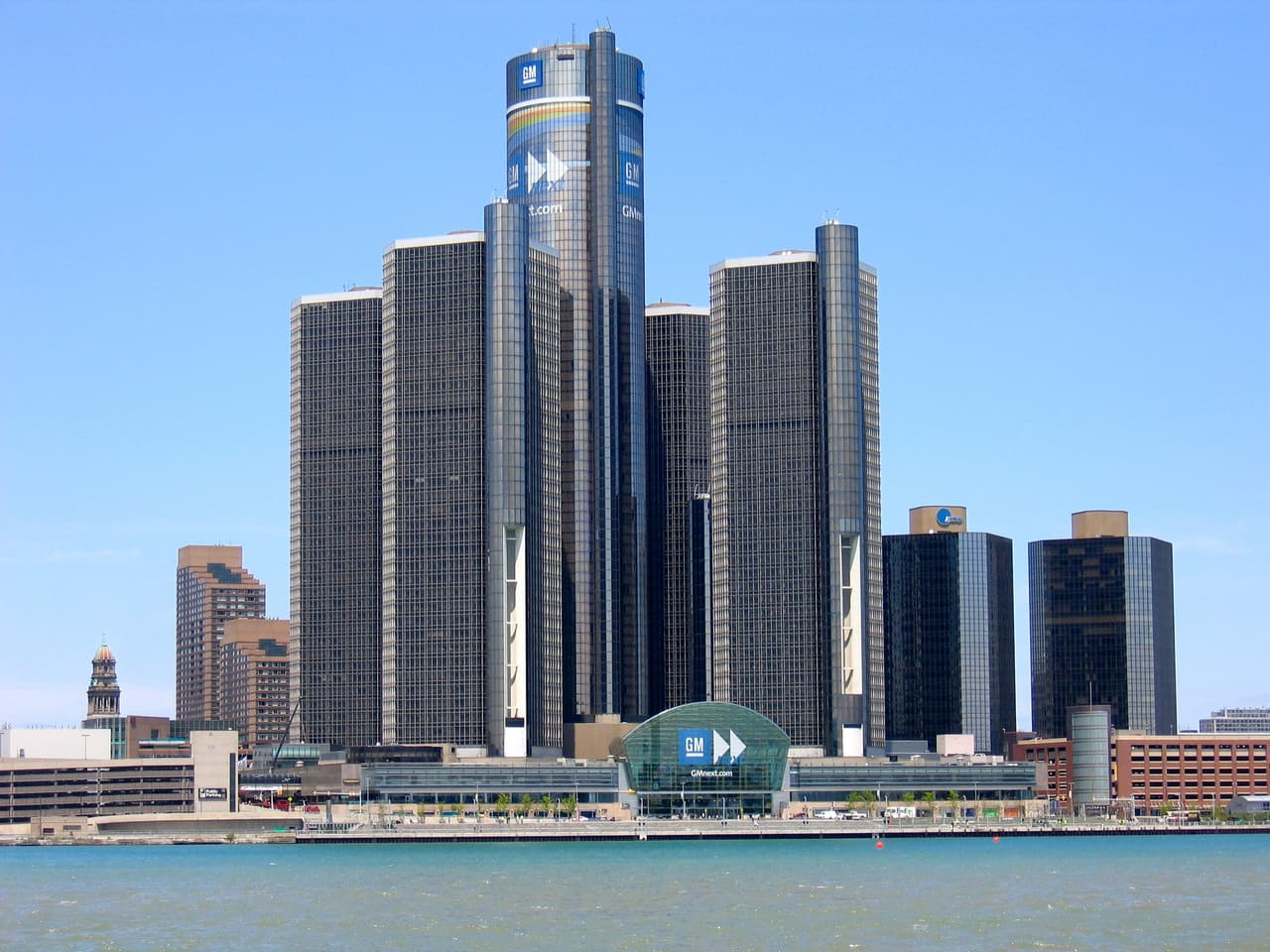 <b>#8 Detroit</b>
<br>La ciudad se encuentra en el Michigan, el estado de los grandes lagos, tiene 370.08 km2, una población estimada de 713,777 habitantes. Su sistema de autopistas tiene seis vías interestatales, una nacional, y una una estatal.
<br>