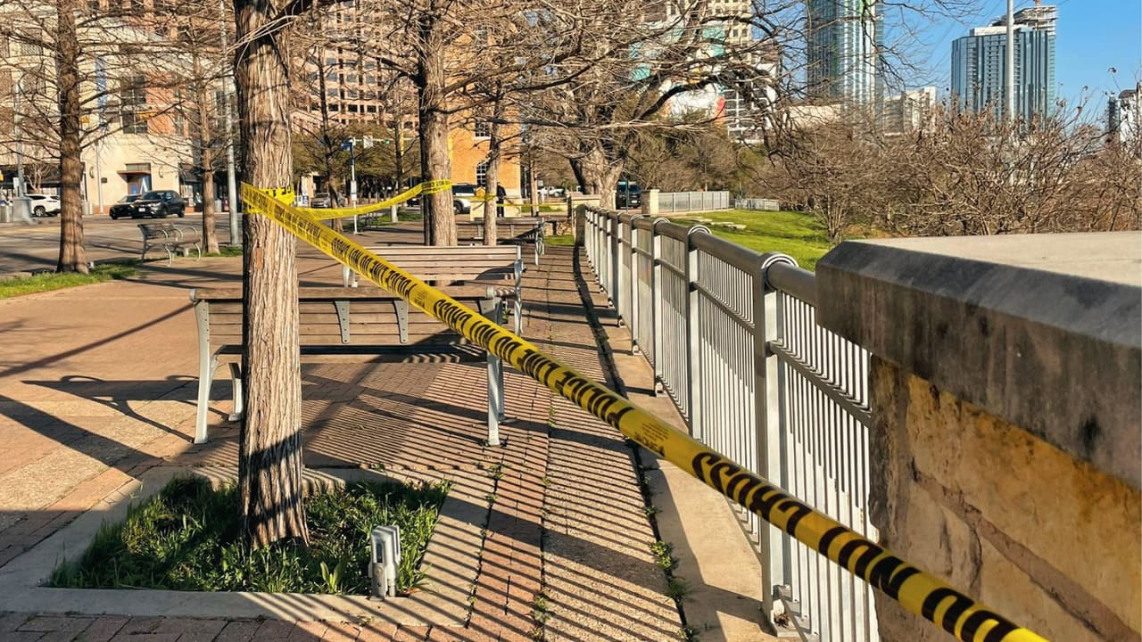 Al llegar al lugar a las 1:33 p.m., los oficiales
<b>descubrieron el cuerpo de una persona desconocida</b>, que fue declarada muerta en la escena, sin proporcionar detalles adicionales.