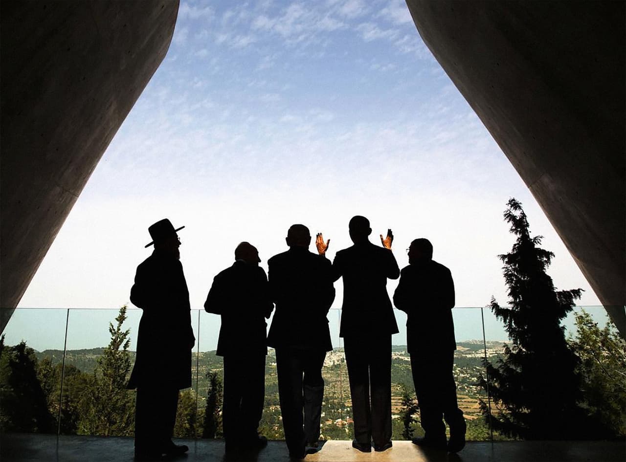 <b>Nueva sede de la embajada en Israel.</b> La polémica sobre la mudanza de la sede de la delegación diplomática en Israel a Jerusalén decretada por Donald Trump fue criticada por Pete Souza con esta foto y una simple frase: “Jerusalem 2013”.