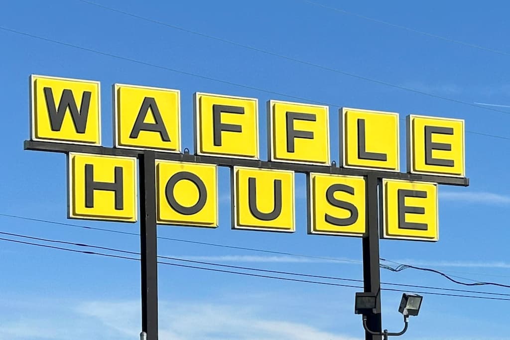 Negocios como Waffle House informaron un cargo extra de 50 centavos por huevo. Una medida parecida impuso
<b>Denny's</b>.