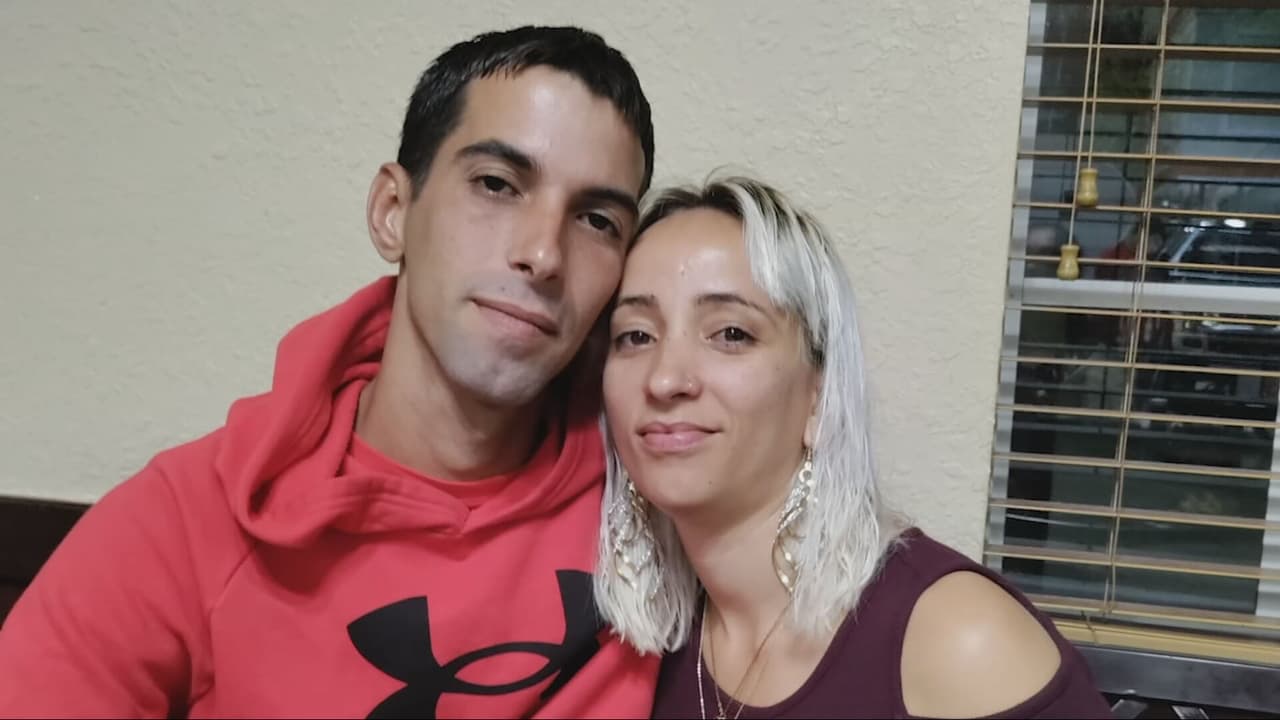 Cubana con I-220A es detenida al acudir a su cita con ICE y a su esposo ahora lo vigilan con un GPS