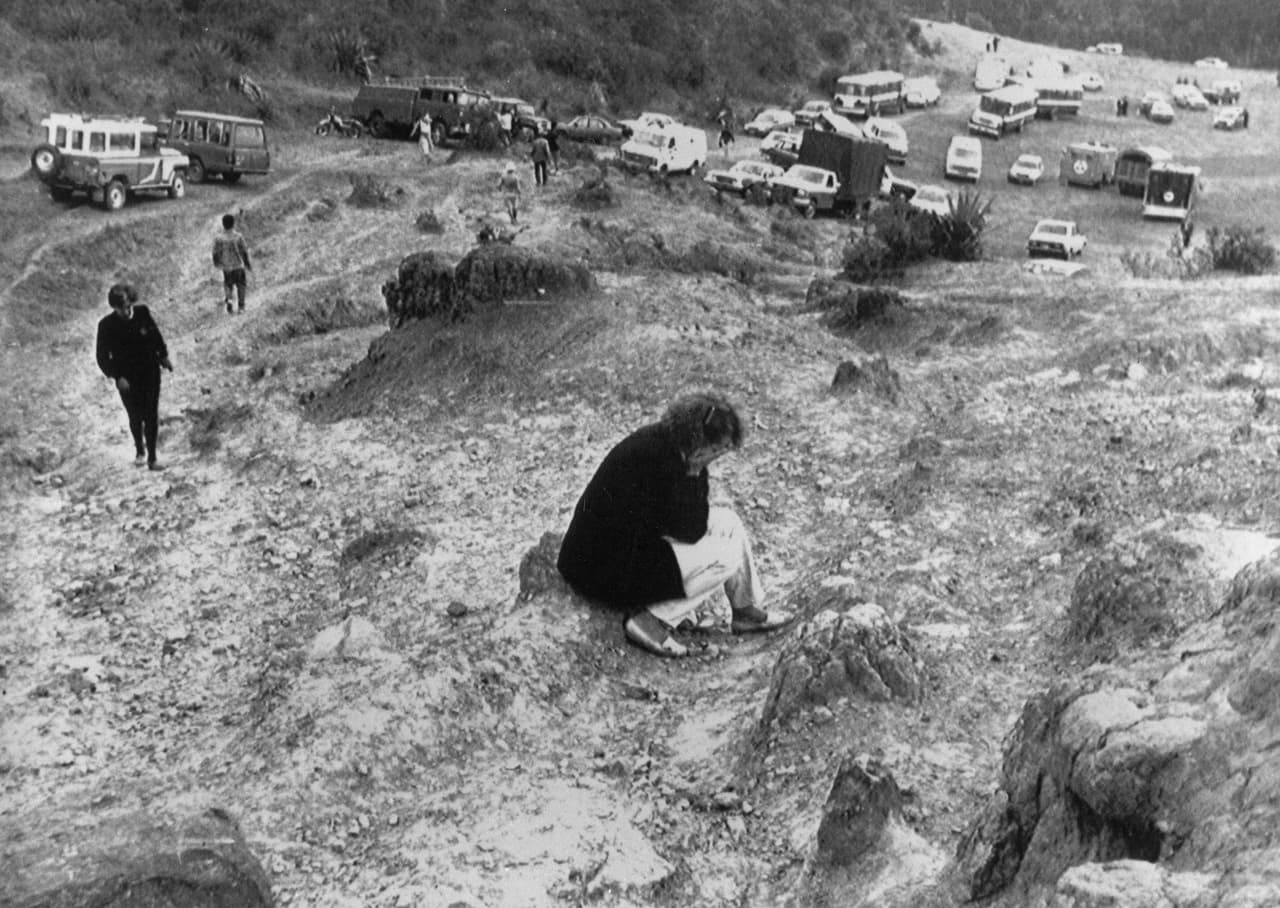 <b>Una bomba colocada por el narcotraficante Pablo Escobar derribó un avión a las afueras de Bogotá, Colombia, en 1989. </b>El atentado fue atribuido al Cartel de Medellín, quienes intentaban asesinar al entonces candidato presidencial César Gaviria. Las investigaciones determinaron que un joven instruido por los narcotraficantes subió al avión llevando lo que él creía era un grabador, pero que en realidad era un artefacto explosivo.
<b>En total murieron 110 personas.</b>