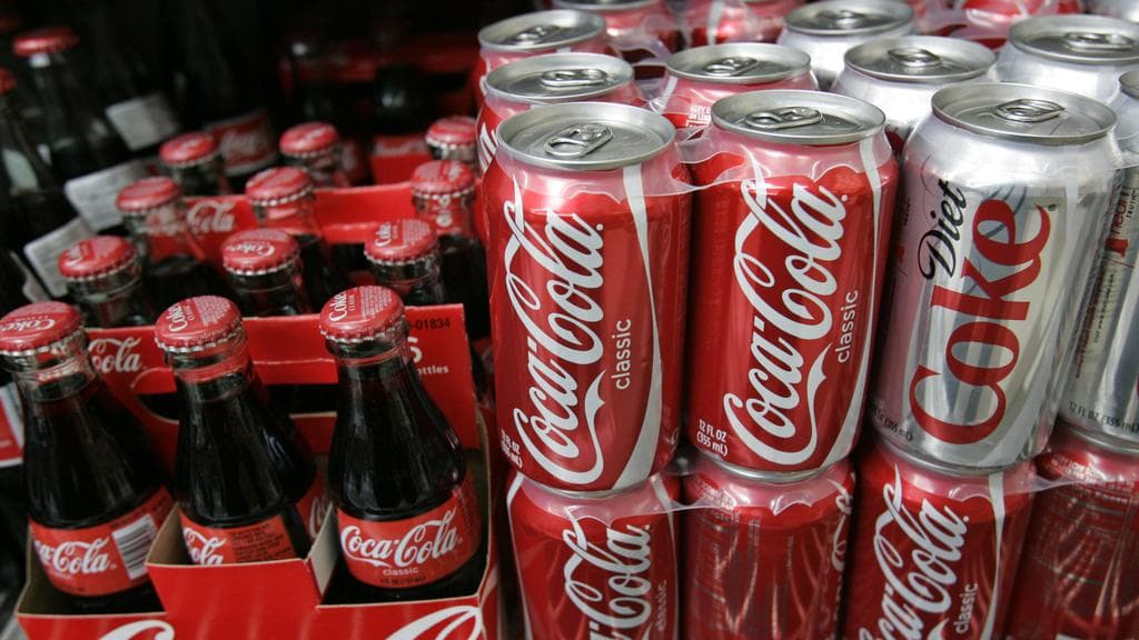 <a href="https://www.wcrf.org/dietandcancer/recommendations/limit-sugar-sweetened-drinks">Limita la presencia de bebidas azucaradas.</a> Consume sobre todo agua y bebidas que no estén edulcoradas. Por cierto: hay pruebas de que
<a href="https://www.wcrf.org/dietandcancer/exposures/non-alcoholic-drinks">el café probablemente protege</a> contra el cáncer de hígado y endometrio. ¿Están permitidas las bebidas light? La respuesta es negativa: "Los indicios de que las bebidas edulcoradas ayudan a prevenir el incremento de peso no son consistentes", apunta el estudio.