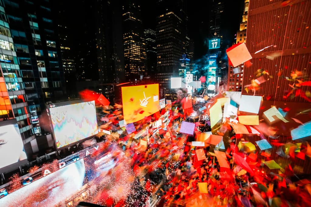 Inmediatamente después de la medianoche, con la tradicional lluvia de confeti multicolor (más de 3 toneladas, incluyendo deseos enviados por personas de todo el mundo), llegó la novedad: alrededor de las 00:04 horas del 1 de enero de 2026, la bola se reiluminó en diseño rojo, blanco y azul. Ascendió de nuevo sobre los numerales iluminados "2026", acompañada de un video especial "America Turns 250", una segunda lluvia de 2.000 libras de confeti patriótico y un espectáculo pirotécnico con la canción "America the Beautiful" interpretada por Ray Charles.