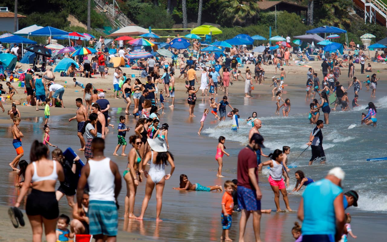 Durante el fin de semana largo por el Memorial Day en Estados Unidos miles visitaron playas y parques. Las multitudes en algunos lugares al aire libre, como en esta playa del sur de California el 24 de mayo, dificultaban que el cumplimeinto de la norma de distancia social de seis pies (dos metros).
<a href="https://www.univision.com/noticias/salud/mapa-actualizado-del-coronavirus-cifras-de-casos-confirmados-y-fallecidos"><u>Vea aquí nuestro mapa </u><b>actualizado del coronavirus: cifras de casos reportados, fallecidos y recuperados</b></a>
<br>