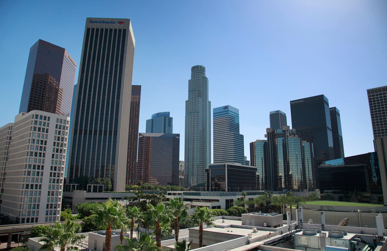 #1 Los Angeles:La casa de los Dodgers, sede de Hollywood y los más hermosos atardeceres en el verano, tiene unos 1302.76 km², su población roza los 4,000,000 millones de habitantes. Tiene nueve autopistas, seis con cuatro niveles de intersección y otras tres con tres intersecciones. Lo cual da como resultado un intenso tráfico en horas pico, y si hay accidentes, las vías pueden convertirse en un estacionamiento.
