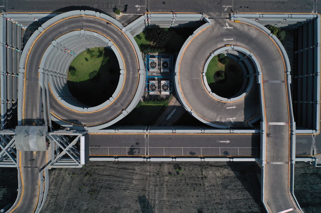 El estacionamiento de un centro comercial en el barrio Santa Fe, Ciudad de México. 4 de abril.
<a href="https://www.univision.com/noticias/salud/imagenes-aereas-de-la-ciudad-de-mexico-como-nunca-antes-la-habias-visto-fotos">Vea aquí nuestra galería con las imágenes aéreas de la Ciudad de México sin personas </a>