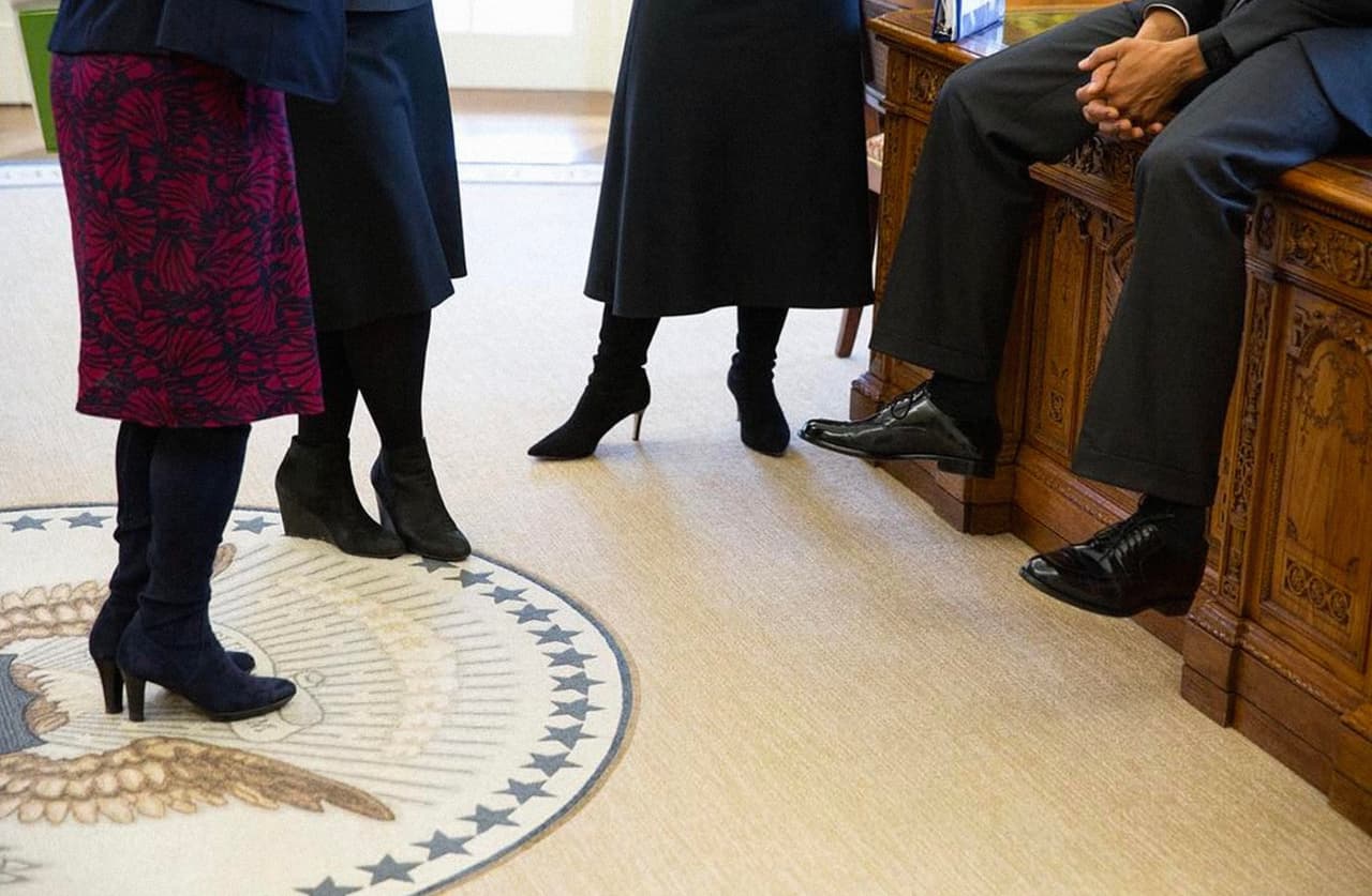 <b>Asesoras femeninas.</b> Sobre esta imagen en la Oficina Oval, Pete Souza comentó: “Reunión con los asesores principales. Esta es una imagen de cuadro completo. Supongo que podrías decir que tengo un punto”.