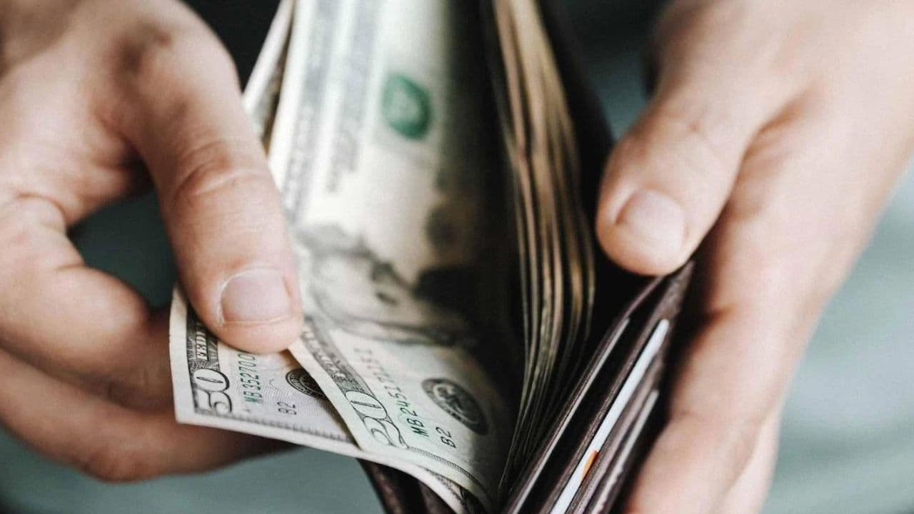 ¿A cómo está el dólar hoy en México? Así cotiza el peso este viernes 27 de febrero de 2026