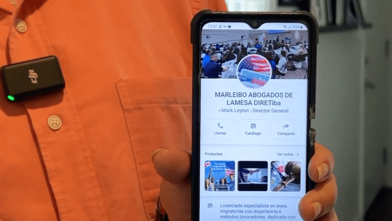 <h3 class="cms-H3-H3">2<b>. El abogado nunca se presentó en persona </b></h3>
<br>
<br>Luis tiene evidencia de todo el proceso: mensajes de voz y mensajes de texto recibidos.
<br>
<br>Sin embargo, aún así
<b>nunca vio en persona a ninguno de los presuntos abogados. </b>
<br>
<br>“Toda la comunicación fue por vía WhatsApp, donde él le mandaban esos papeles que según eran de inmigración lo cual pues
<b>ya constatamos con un experto que esos papeles nunca los manda inmigración”</b>, dijo a
<i>Univision </i>una sobrina de Luis.
<br>