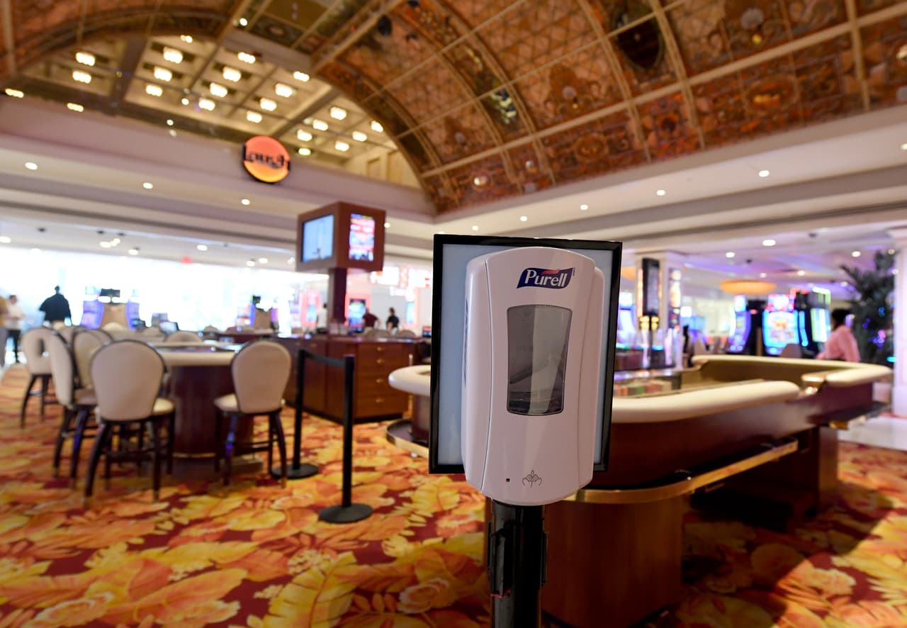 <b>Casinos y apuestas. </b>Algunos establecimientos de esta industria, que maneja más de 200,000 millones de dólares, permanecen cerrados en Las Vegas y Atlantic City, como parte de las medidas para contener el
<a href="https://www.univision.com/temas/coronavirus">coronavirus</a>. Casinos de Massachusetts e Illinois cerrarán durante dos semanas, y en Maryland, los hipódromos y otras instalaciones de apuestas se estas cerradas indefinidamente. La crisis también afectó las apuestas legales de en los deportes profesionales y amateurs, la mayoría de ellos pospuestos.