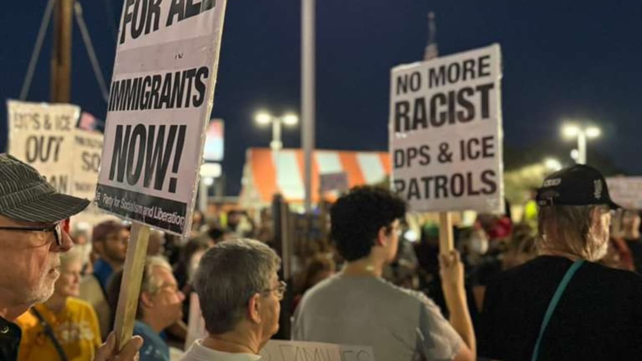 De acuerdo con los organizadores, la protesta es para exigir un
<b> alto a las redadas </b>que están ocasionando la separación de familias y temor en la sociedad.
<br>Los asistentes llevaron carteles que reflejaban mensajes directos contra ICE, DPS y SAPD, señalando que las agencias “separan familias” y ejecutan acciones “racistas”.