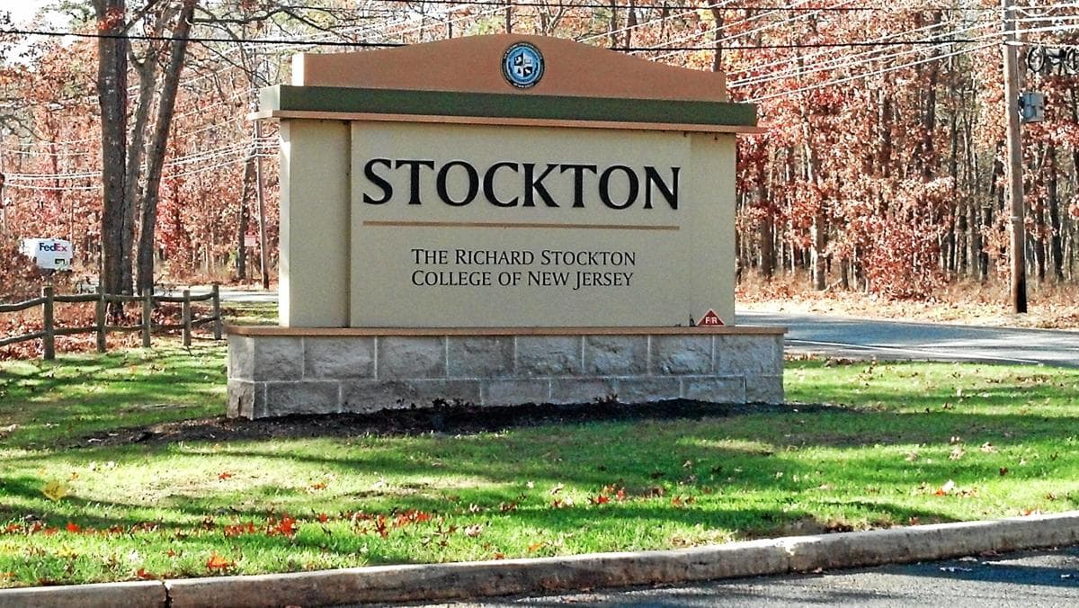 <b>Stockton University en New Jersey</b>
<br>Implementó un programa técnico sobre cannabis y se asoció con la Universidad Thomas Jefferson en Filadelfia que brindan a los estudiantes la oportunidad de realizar pasantías y trabajos de investigación en marihuana medicinal.