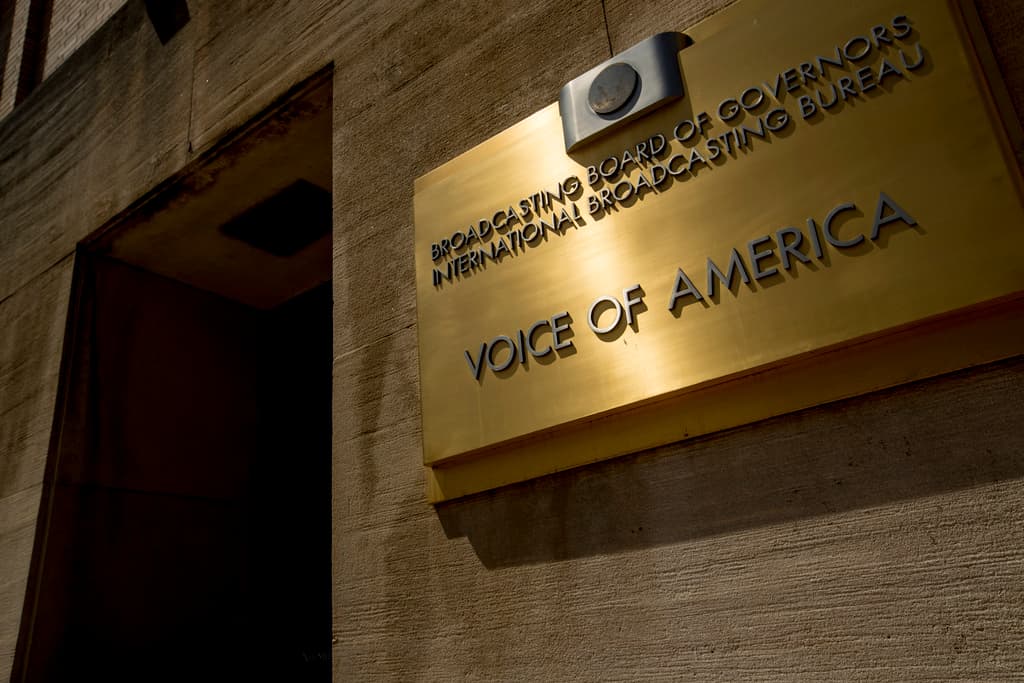 Juez reincorpora a más de mil empleados de 'Voice of America' y considera ilegal el cierre gradual del medio
