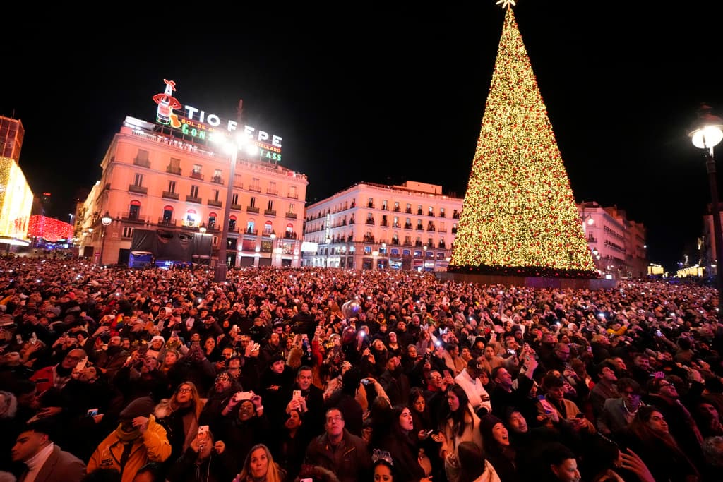 Miles de personas celebraron la llegada del año nuevo en la Puerta del Sol de Madrid, en España, para seguir las clásicas campanadas.