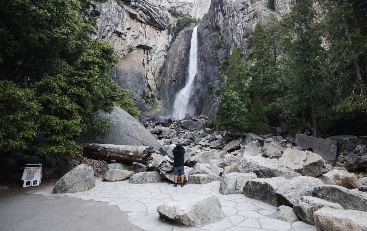 El parque es uno de los reservorios naturales más grandes del estado y es reconocido mundialmente por su monumental catarata de oro, un fenómeno natural que se logra debido a la luz de la puesta del sol en determinados días del año.
<br>
<b>Dirección: </b>9035 Village Dr, Yosemite Valley, CA 95389